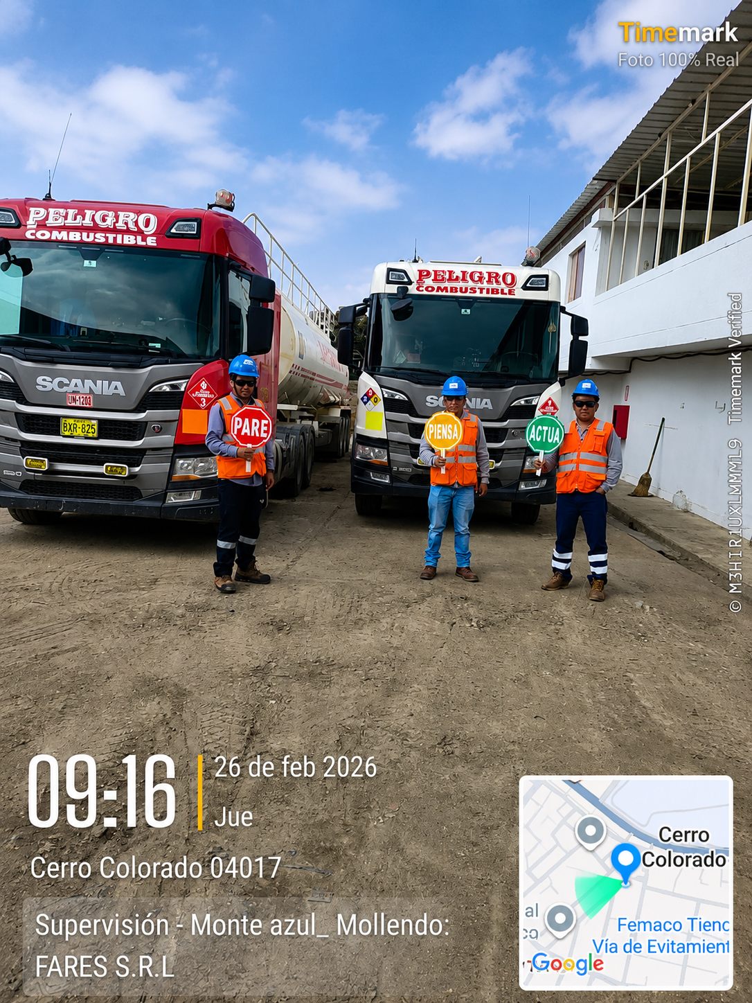 Personal con señales de seguridad vial: Pare, Piensa, Actúa